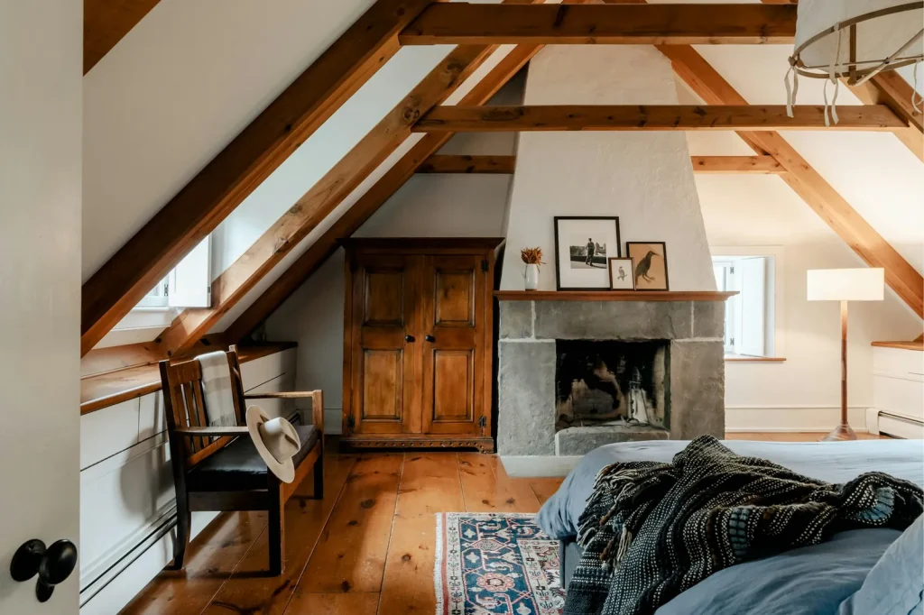 Chambre aménagée sous les combles avec poutres apparentes