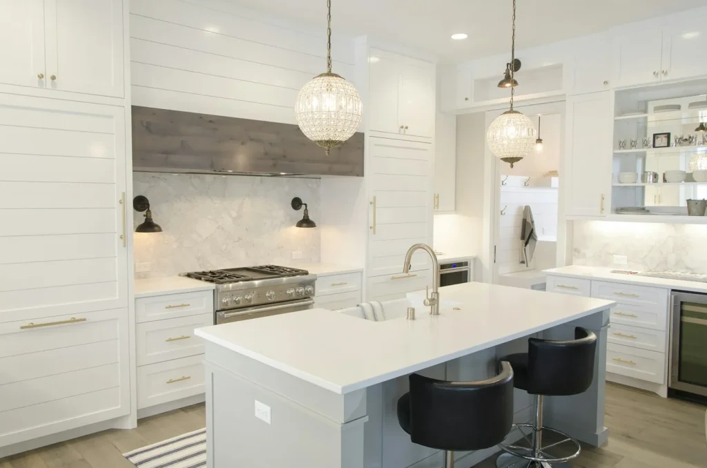 Cuisine blanche avec îlot central et suspensions
