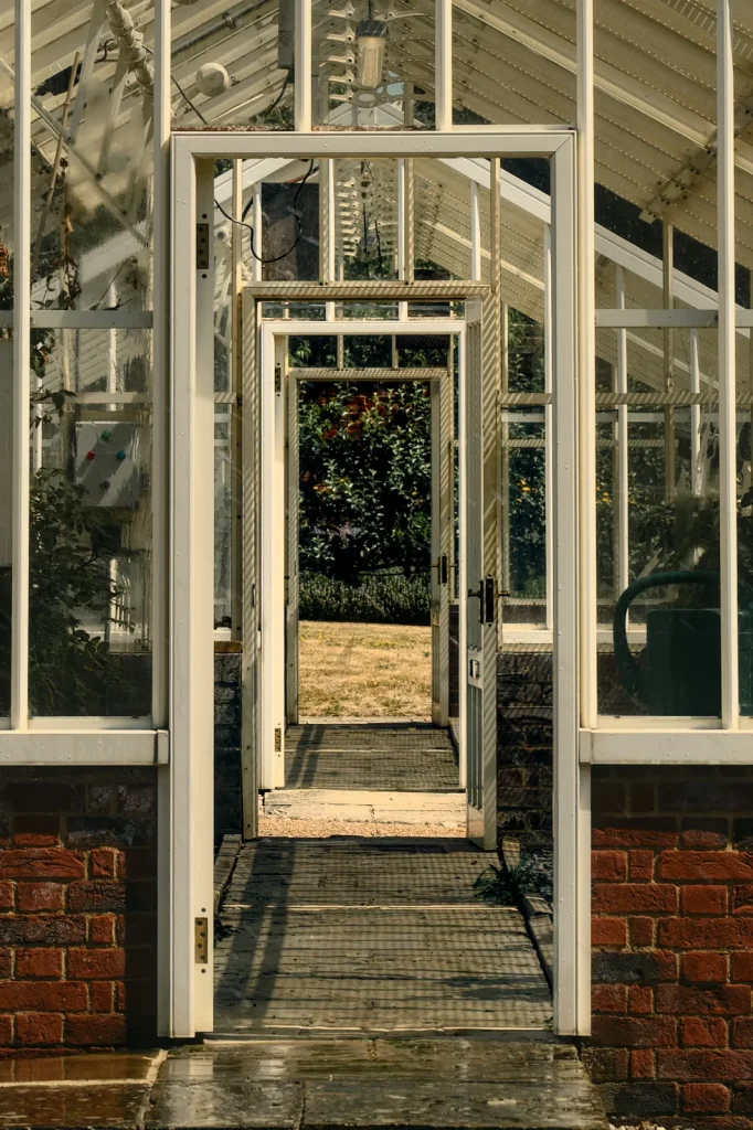 Extension vitrée ouvrant sur un jardin