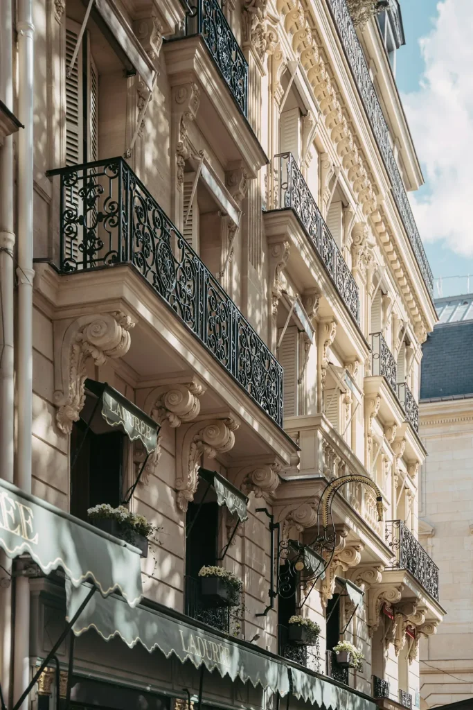 Façade haussmannienne avec balcons en fer forgé