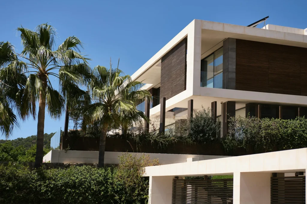Maison contemporaine avec de grandes baies vitrées