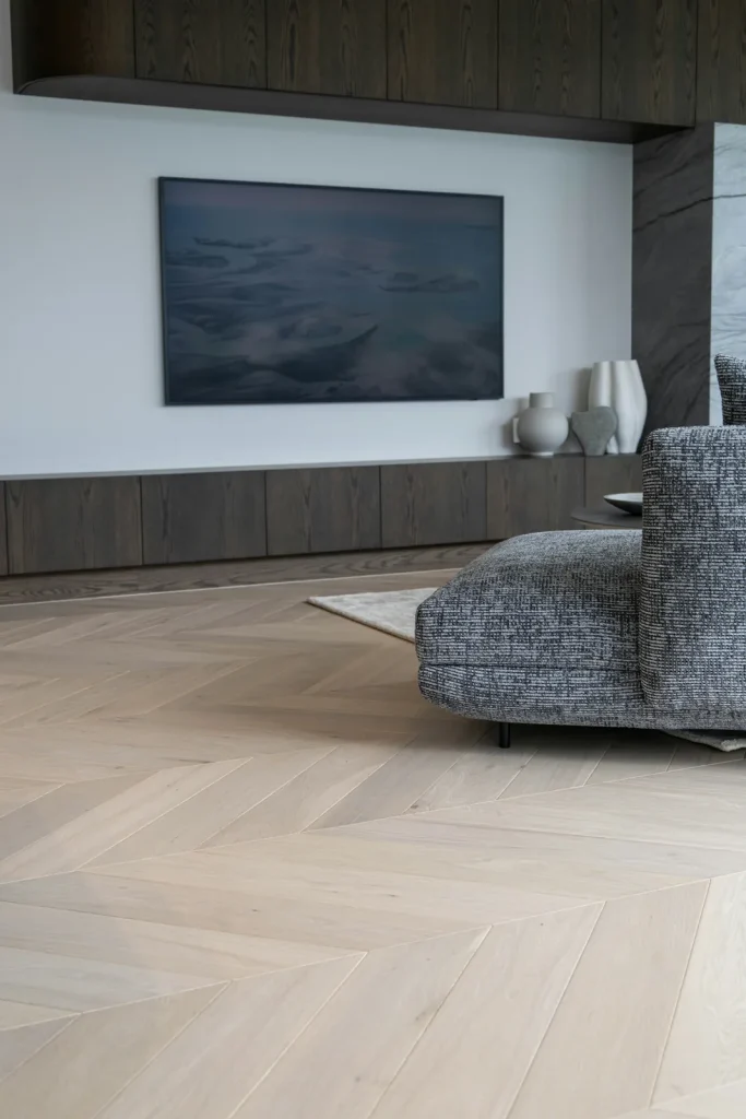 Salon contemporain avec parquet clair en point de Hongrie