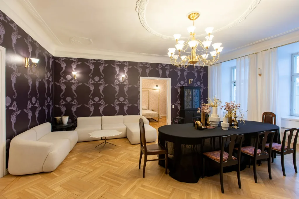 Salle à manger d’un appartement haussmannien avec lustre et parquet