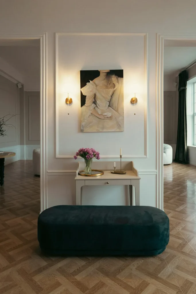 Salon haussmannien avec moulures et parquet en point de Hongrie