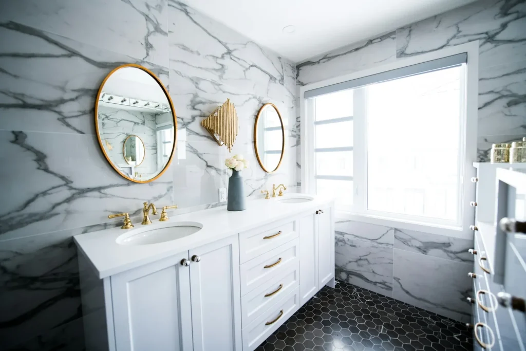 Salle de bains en marbre blanc avec double vasque