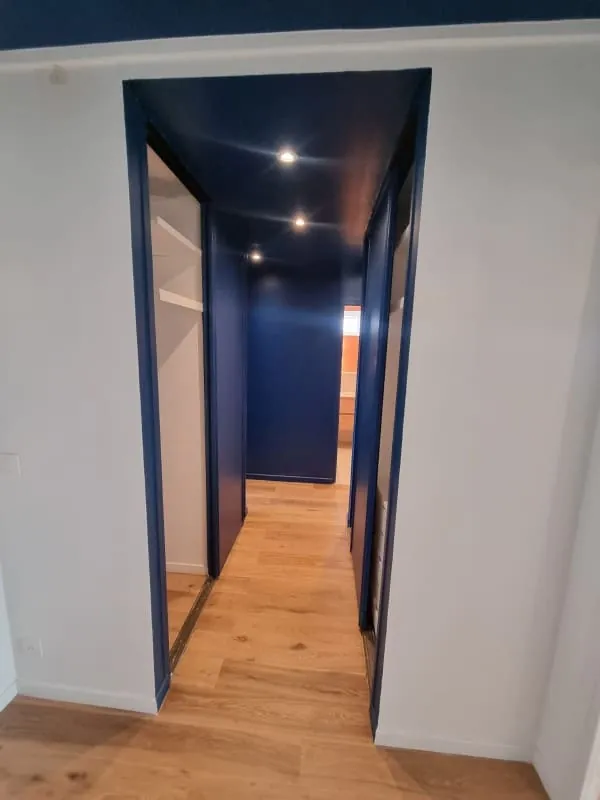 Couloir peint en bleu nuit avec parquet en chêne, appartement à Paris 15e