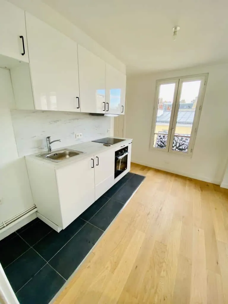 Appartement rénové à Paris 14e : cuisine blanche et parquet en chêne
