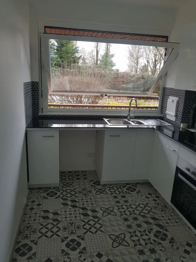 Cuisine rénovée en U avec carreaux de ciment au sol